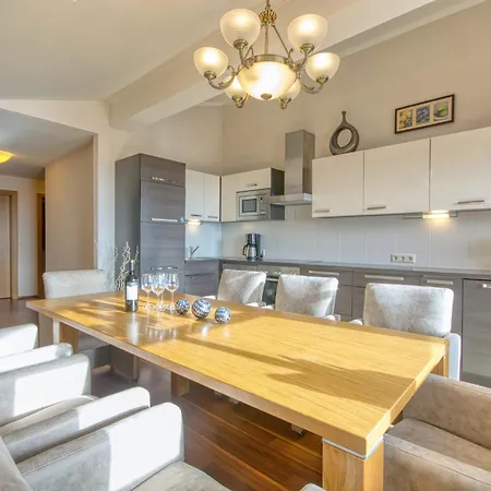Select 10 - By Alpen Apartment